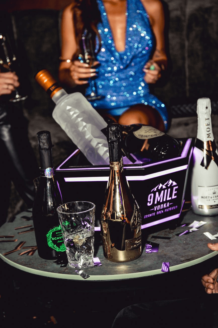 Mehrere Flaschen von Getränken auf einem Tisch