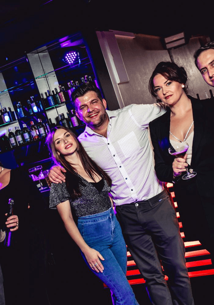 Eine Gruppe von Personen vor einer Bar